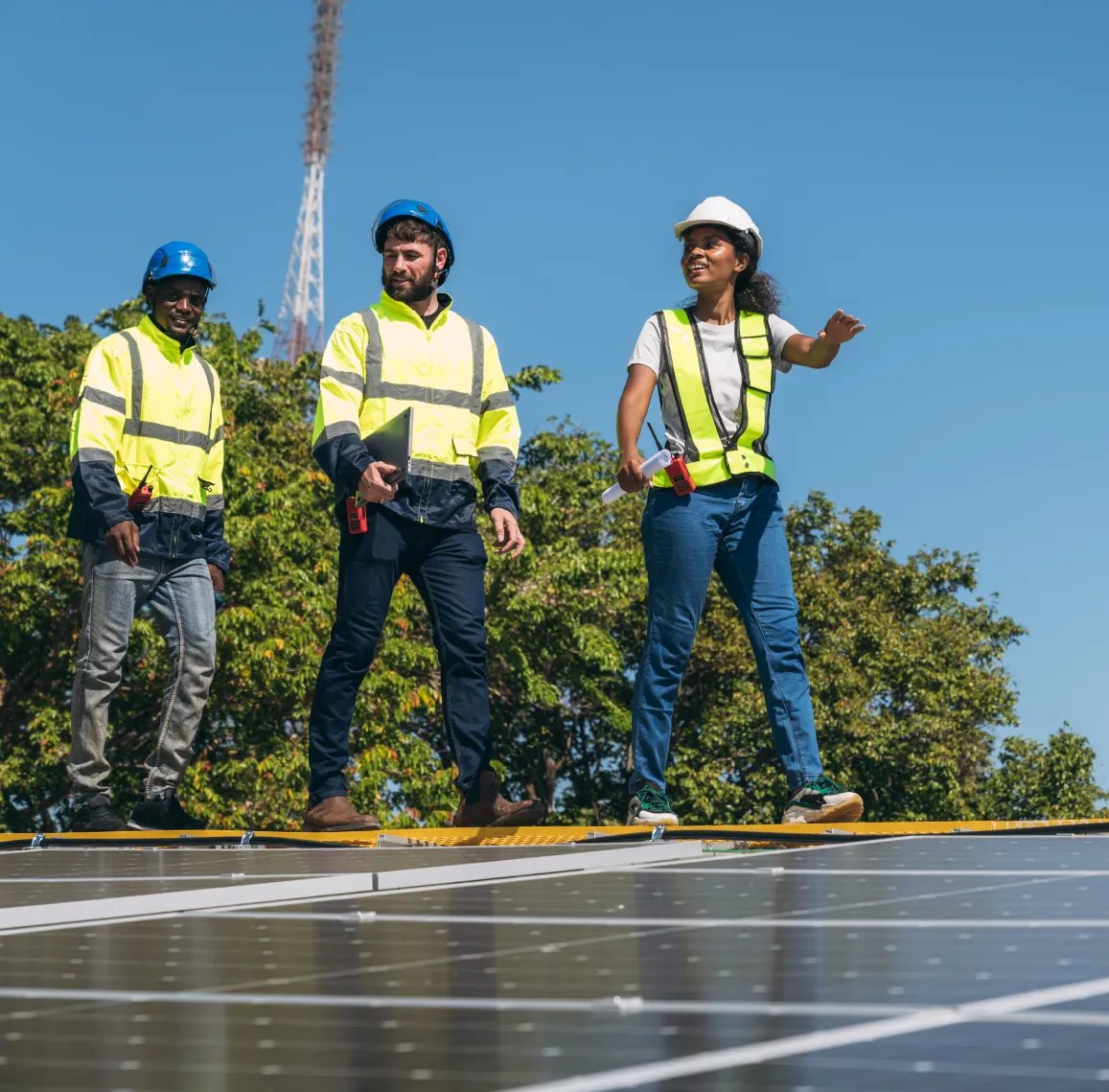 Ingenieros trabajando en un sistema de energía solar sustentable en Monterrey